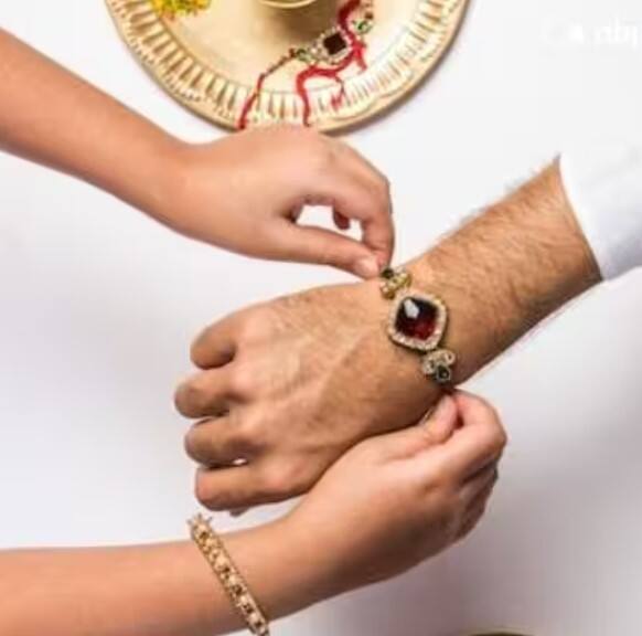 ਦਰਅਸਲ ਪਾਰੀਕ ਸਮਾਜ, ਕਯਾਸਥ ਸਮਾਜ, ਮਹੇਸ਼ਵਰੀ ਸਮਾਜ ਅਤੇ ਦਧੀਚ ਬ੍ਰਾਹਮਣ ਸਮਾਜ ਦੇ ਲੋਕ ਰਿਸ਼ੀ ਪੰਚਮੀ ਨੂੰ ਰਕਸ਼ਾ ਬੰਧਨ ਮਨਾਉਂਦੇ ਹਨ। ਇਸ ਦੇ ਨਾਲ ਹੀ ਸਾਰਸਵਤ, ਗੌੜ, ਗੁਰਜਰ ਗੌੜ, ਸ਼ਿਖਵਾਲ, ਦੀਦੂ ਮਹੇਸ਼ਵਰੀ, ਥਰੀ ਮਹੇਸ਼ਵਰੀ, ਧਤੀ ਮਹੇਸ਼ਵਰੀ, ਖੰਡੇਲਵਾਲ ਮਹੇਸ਼ਵਰੀ, ਇਹ ਲੋਕ ਇਸ ਦਿਨ ਨੂੰ ਰਕਸ਼ਾ ਬੰਧਨ ਵਾਂਗ ਹੀ ਤਿਉਹਾਰ ਮਨਾਉਂਦੇ ਹਨ। ਇਸ ਦਿਨ ਔਰਤਾਂ ਰੱਖੜੀ ਬੰਨ੍ਹਣ ਤੋਂ ਇਲਾਵਾ ਰਿਸ਼ੀ ਮਹਾਰਿਸ਼ੀ ਅਤੇ ਸਪਤਰਿਸ਼ੀ ਦੀ ਵਿਸ਼ੇਸ਼ ਪੂਜਾ ਕਰਦੀਆਂ ਹਨ ਅਤੇ ਵਰਤ ਵੀ ਰੱਖਦੀਆਂ ਹਨ।