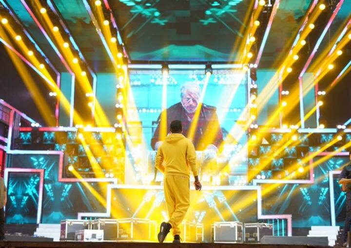 இதனையொட்டி, இயக்குநர் அட்லீ மேடையில் நின்று புகைப்படம் எடுத்து ஸ்பெஷல் போஸ்ட் பதிவிட்டுள்ளார்.