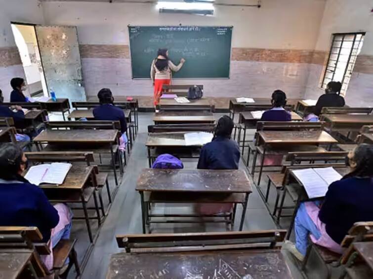 Jharkhand School Principal Makes Students In queue And Beats School Principal: చిన్న పిల్లలను చితకబాదిన స్కూల్ ప్రిన్సిపాల్ - పోలీసులకు తల్లిదండ్రుల ఫిర్యాదు
