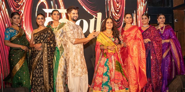 অনুষ্ঠানে কেক কাটতেও দেখা গেল এই তারকাদের।