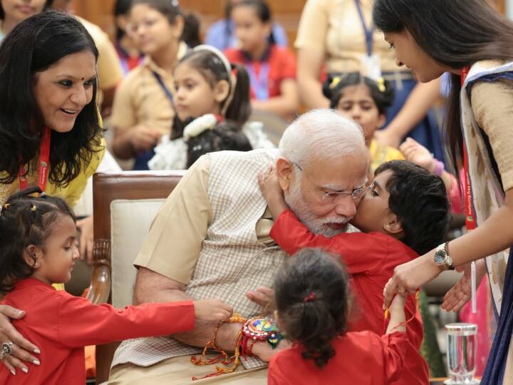 पीएम मोदी ने सोशल मीडिया प्लेटफॉर्म एक्स (ट्विटर) पर रक्षाबंधन मनाने की तस्वीरें शेयर की. पीएम मोदी ने तस्वीर शेयर करते हुए लिखा, ''7 लोक कल्याण मार्ग पर बहुत ही खास रक्षाबंधन उत्सव मनाया. युवा मित्रों और मैंने अनेक विषयों पर बात की.''