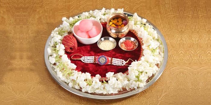 Raksha Bandhan 2023:રક્ષાબંધનનો તહેવાર ખૂબ જ વિશેષ છે. તેણી તેના ભાઈને રાખડી બાંધવા માટે ખૂબ પ્રેમથી થાળી શણગારે છે. ચાલો જાણીએ રક્ષાબંધન પર કઇ વસ્તુઓ થાળીમાં હોવી જરૂરી છે.