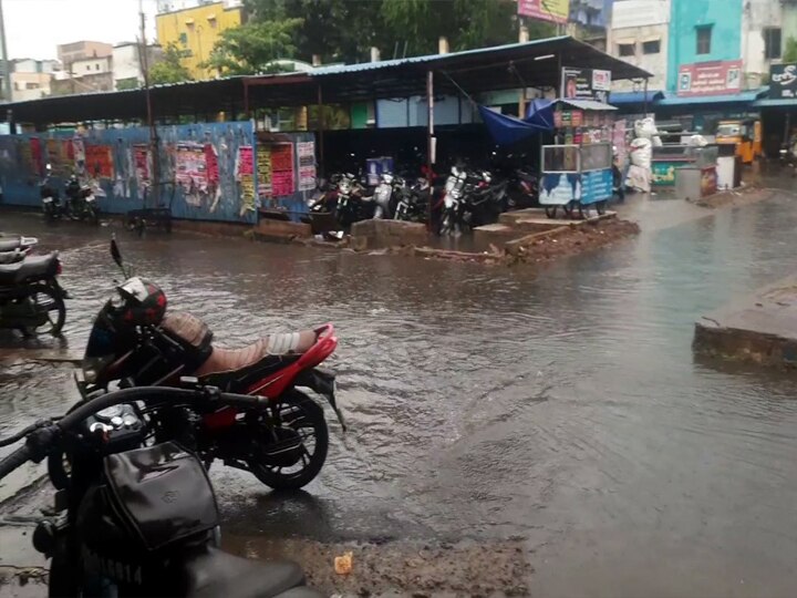 தேனியில் கொட்டித்தீர்த்த கனமழை; சாலையெங்கும் மழை நீர் தேங்கியதால் பொதுமக்கள் சிரமம்