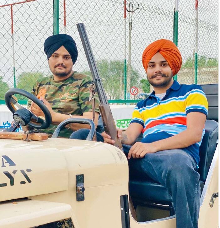 ਉਸਨੇ ਅੱਗੇ ਲਿਖਦੇ ਹੋਏ ਕਿਹਾ ਤੈਨੂੰ ਪੁੱਛਿਆ ਤਾਂ ਕਾਲੀ ਸ਼ੂਟਰ ਵਾਲੀ ਵੀਡੀਉ ਬਾਰੇ ਸੀ ਉਹਦਾ ਵੀ ਦੇ ਦਿੰਦਾ ਜਵਾਬ ਬਾਕੀ ਜੇ ਸਾਡੀ ਗੱਲ ਦਾ ਜਵਾਬ ਦੇ ਸਕਦਾ ਸੀ ਇੱਕ ਵਾਰ ਸਿੱਧੂ ਬਾਈ ਦੇ ਇਨਸਾਫ ਲਈ ਬੋਲ ਦਿੰਦਾ ਹਾਂ ਇਸਦੀ ਗੱਲ ਹੋਈ ਸੀ ਸਿੱਧੂ ਬਾਈ ਯੂਕੇ ਸੀ ਉਸ ਟਾਇਮ ਉਹ ਟਾਇਮ ਹੋਈ ਸੀ ਪਰ ਇਹ ਜੇ ਲਾਇਵ ਵਿੱਚ ਜਵਾਬ ਦੇ ਸਕਦਾ ਤਾਂ ਕੁਝ ਗੱਲਾਂ ਨੇ ਜੇ ਇਹ ਜਵਾਬ ਦੇ ਦਿਉ ਤਾਂ ਮੈਨੂੰ ਦੱਸ ਦੇਵਾ ਜਨਤਕ ਲੋਕਾਂ ਸਾਹਮਣੇ ਮੈਂ ਸਾਬਿਤ ਕਰਦਾ ਵੀ ਹਜ਼ੇ ਵੀ ਗੱਲਾਂ ਕਰਦਾ ਬਿਸਨੋਈ ਦੇ ਬੰਦਿਆ ਨਾਲ...