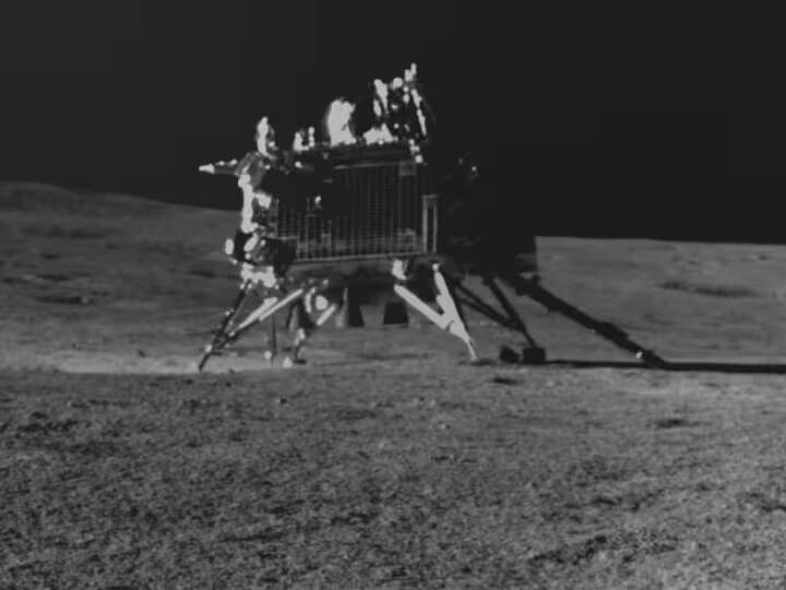 chandrayaan-3-mission-rover-pragyan-took-one more photo-of-vikram-lander-on-moon Chandrayaan-3:  પ્રજ્ઞાન રોવરે વિક્રમ લેન્ડરની વધુ એક તસવીર લીધી, જુઓ ચંદ્રનો શાનદાર નજારો