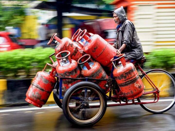 LPG Gas Cylinder Price reduced upto 400 rupees in delhi mumbai kolkatta LPG Gas Cylinder Price: 400 रुपये तक सस्ता हुआ घरेलू एलपीजी सिलेंडर, 33 करोड़ लोगों को महंगाई से राहत