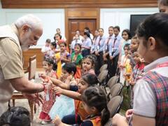 पीएम मोदी ने खास अंदाज में मनाया रक्षाबंधन, चंद्रयान 3 पर बच्चों से की बात, देखें तस्वीरें