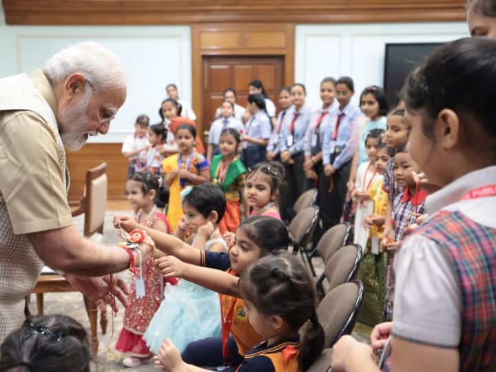 पीएम ने बताया कि उन्होंने (बच्चों) चंद्रयान-3 और अंतरिक्ष में भारत की प्रगति पर अपनी खुशी साझा की.