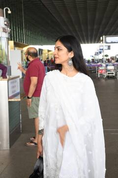Malavika Mohanan : வெள்ளை நிற சுடிதாரில் தேவதை போல் வந்திறங்கிய நடிகை மாளவிகா மோகனன்!