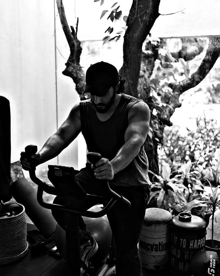 अर्जुन कपूर – बॉलीवुड एक्टर अर्जुन कपूर को पंखे से डर लगता है. इसलिए वो कभी भी किसी ऐसे कमरे में नहीं रूकते जहां छट पर पंखा लगा हो