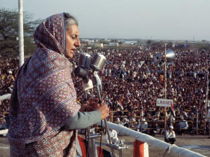 1971 की शुरुआत में इंदिरा गांधी नें समय से पहले लोकसभा भंग कर चुनाव कराने की सिफारिश की थी.उस समय कांग्रेस और लेफ्ट की अल्पमत की सरकार थी. समय से पूर्व हुए पांचवी लोकसभा चुनाव में इंदिरा गांधी की अगुवाई में कांग्रेस को 352 सीटों के साथ भारी बहुमत हासिल हुई थी.