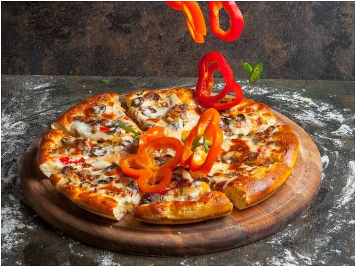 इसके साथ ही ये पिज्जा को अपनी स्थिति में रखने में मदद करता है. दरअसल, जब पिज्जा के टुकड़े कर दिए जाते हैं तो ये अलग अलग हो सकते हैं. इस स्थिति में इस टेबल से यह ये पीस आपस में जुड़े रहते हैं और डिब्बे में इधर ऊधर नहीं आते हैं.