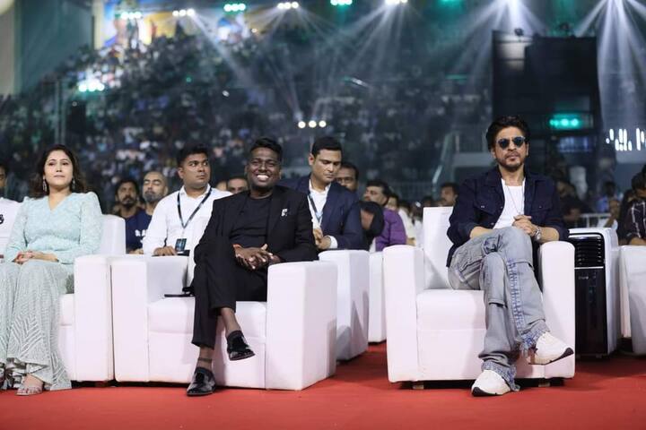 எந்திரன் படத்தின் ஷீட்டிங்கின் போது மும்பைக்கு சென்றேன். அப்பொழுது ஷாருக்கான் வீட்டை பார்த்த நான் அவரது வீட்டிற்கு முன்பு நின்று புகைப்படம் எடுத்து சென்றேன். 13 ஆண்டுகளுக்கு பிறகு அதே இடத்திற்கு மீண்டும் சென்றேன். உலகத்திற்கே பிடித்த ஷாருக்கான் எனக்காக நின்றிந்தார். கடவுளுக்கு தான் நன்றி சொல்ல வேண்டும். 8 ஆண்டுகளுக்கு பிறகு பிரியா கர்ப்பமாக இருப்பதால் 90 நாட்களுக்கு அவர் டிராவல் செய்ய கூடாது என மருத்துவர்கள் தெரிவித்தனர். ஆனால், 3 நாட்களில் படப்பிடிப்பை எடுக்க வேண்டும். இது குறித்து ஷாருக்கானிடம் தெரிவித்தேன். உடனே, ஷாருக்கான் ஷூட்டிங்கை நிறுத்தி விட்டார். அப்பொழுது, என்னை நான் பார்த்து கொள்கிறேன், நீங்கள் படத்தின் வேலையை பாருங்கள் என பிரியா சொன்னார். இந்த நேரத்தில் அவருக்கு நன்றி சொல்லி கொள்கிறேன். பிரியாவின் ஒத்துழைப்பு தான் எனது வெற்றியின் ரகசியம். - இயக்குநர் அட்லீ