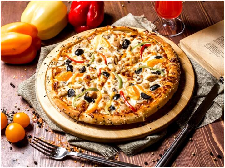 आप भले ही इसे टेबल बोलते हो, लेकिन इसे पिज्जा सेवर कहा जाता है. इसके अलावा कई लोग इसे पिज्जा टेबल, पिज्जा स्टूल, पिज्जा बोन, पिज्जा चेयर, पिज्जा लोफ्टर, पैकेज सेवर, ट्राइपोड आदि भी बोलते हैं.