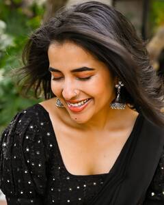 నల్ల చీరలో మెరిసిపోతున్న కోమలి ప్రసాద్!