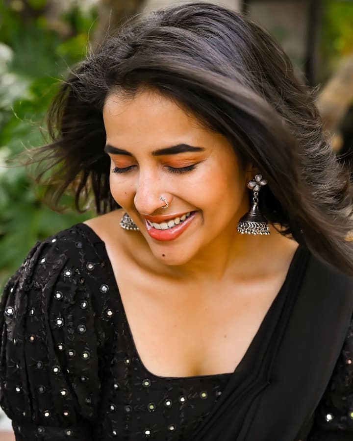 హీరోయిన్ కోమలి ప్రసాద్ తన ఫొటోలు ఇన్‌స్టాలో షేర్ చేశారు.