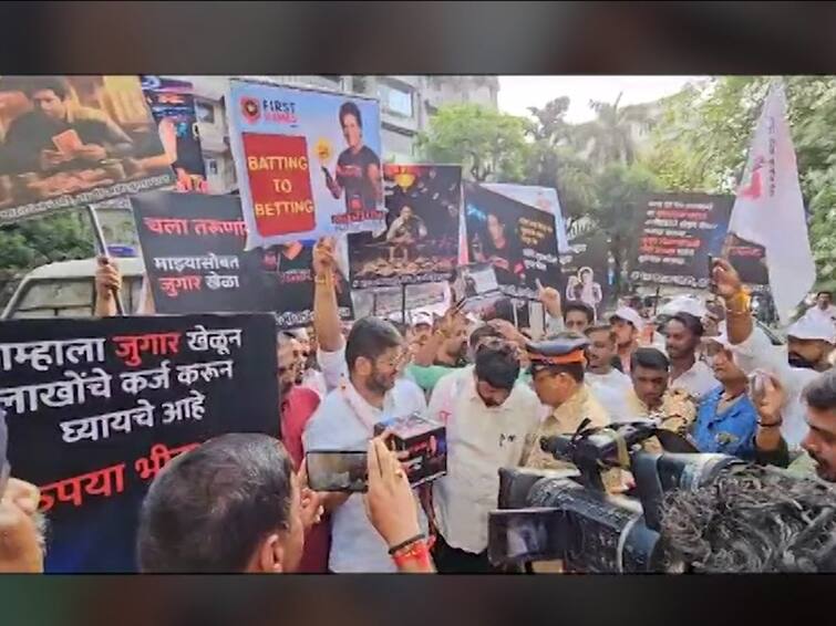 prahar MLA Bacchu Kadu Protest front of Sachin Tendulkar House over online gaming Advertising promotion Bacchu Kadu Protest: ऑनलाईन गेमिंगविरोधात बच्चू कडू आक्रमक, भारतरत्न सचिन तेंडुलकरच्या घराबाहेर आंदोलन, भारतरत्न परत द्याची घोषणाबाजी