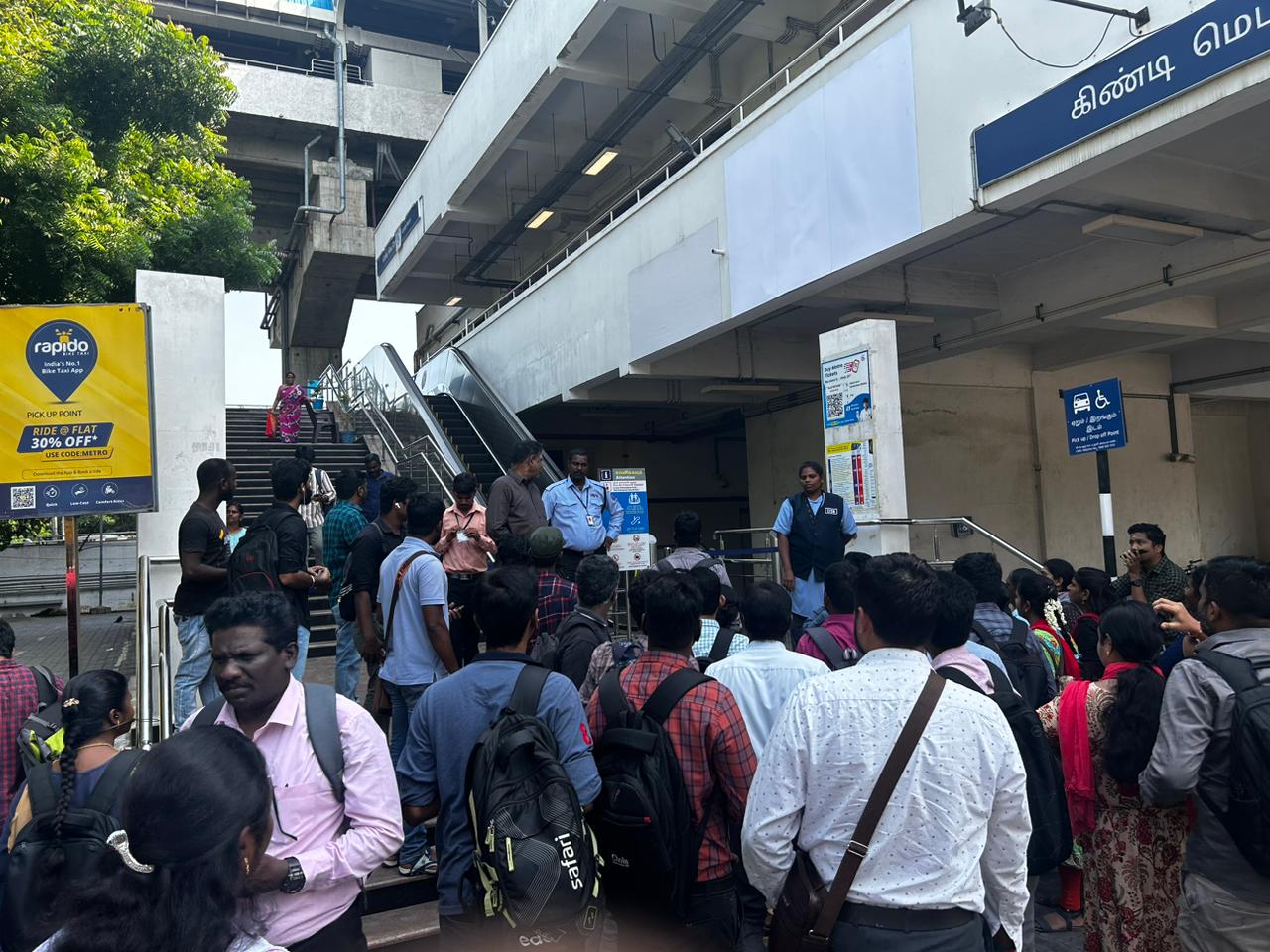 Metro Service Issue: 2 மணி நேரமாக அவதிக்குள்ளான பயணிகள்.. மீண்டும் தொடங்கியது மெட்ரோ ரயில் சேவை..!