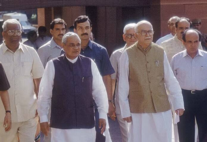 1999માં બહુમતીથી જીત્યા બાદ અટલ બિહારી વાજપેયીએ 2004માં વહેલી ચૂંટણી પણ કરાવી હતી. કહેવાય છે કે આંધ્રપ્રદેશના તત્કાલિન મુખ્યમંત્રી ચંદ્રબાબુ નાયડુના દબાણમાં તત્કાલીન પીએમ વાજપેયીએ સમય કરતા વહેલા ચૂંટણી કરાવી હતી. જોકે, આ ચૂંટણીનું પરિણામ તેમના પક્ષમાં રહ્યુ નહી. 14મી લોકસભાની ચૂંટણીમાં કોંગ્રેસને ભાજપ કરતાં વધુ બેઠકો મળી હતી.