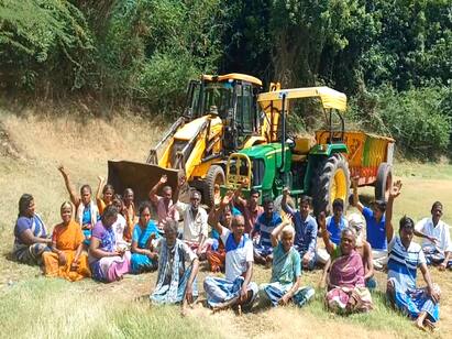Mayiladuthurai sirkazhi Bogline and tractor captured pond sand TNN சீர்காழி அருகே குளத்தில் மண் எடுத்த பொக்லைன்,  டிராக்டரை சிறைப்பிடித்த கிராம மக்கள்