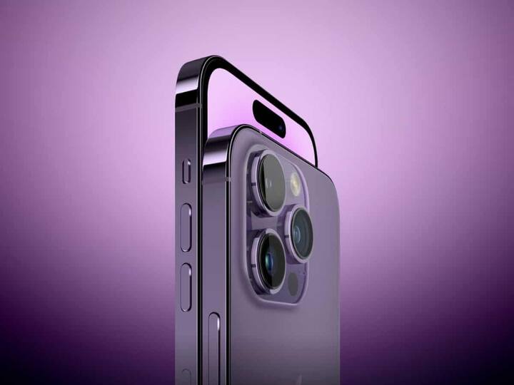 Appleએ 29 સપ્ટેમ્બરે iPhone 15 સિરીઝની લૉન્ચ તારીખ અને સમય જાહેર કર્યો છે. આ સ્માર્ટફોન સીરિઝ 12 સપ્ટેમ્બરે ભારતીય સમય અનુસાર રાત્રે 10:30 વાગ્યે લોન્ચ થશે. તેમાં iPhone 15, iPhone 15 Plus, iPhone 15 Pro અને iPhone 15 Pro Maxનો સમાવેશ થાય છે. જો લીક્સની વાત માનીએ તો આ વખતે આ તમામ મોડલ્સમાં ડાયનેમિક આઈલેન્ડનું ફીચર એડ થઈ શકે છે. સાથે જ યુએસબી ચાર્જિંગ સપોર્ટ પણ મળી શકે છે.