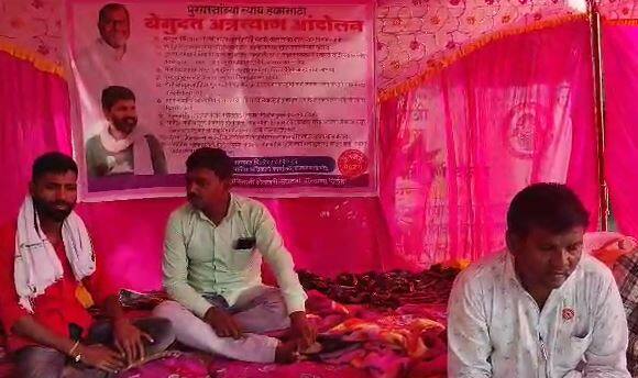 दोन दिवसापूर्वी प्रशासनाने उपोषण मंडपाचा विद्युत पुरवठाही केला होता खंडित. या विरोधात काल महाविकास आघाडीने जळगाव जामोद येथे केला होता रस्ता रोको