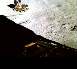 rover pragyan was rotated in search of a safe route on lunar surface video shared by isro Chandrayaan 3: 'চাঁদমামার উঠোনে যেন খেলা করছে কোনও শিশু', নিরাপদ রাস্তার খোঁজে রোভার 'প্রজ্ঞান'