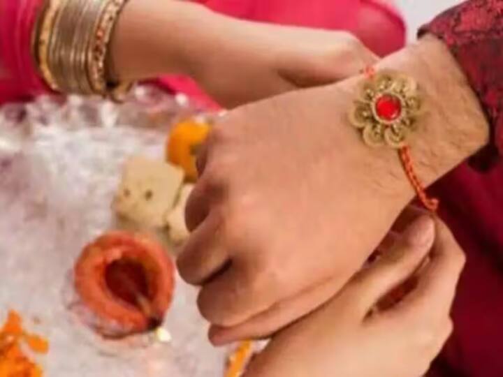 ઋષિ પંચમીના દિવસે પારીક સમાજ, કાયસ્થ સમાજ, મહેશ્વરી સમાજ અને દધીચ બ્રાહ્મણ સમાજના લોકો રક્ષાબંધનની ઉજવણી કરે છે. આ દિવસે મહિલાઓ રાખડી બાંધવા ઉપરાંત ઋષિ મહર્ષિ અને સપ્તર્ષિની વિશેષ પૂજા કરે છે અને વ્રત પણ રાખે છે.