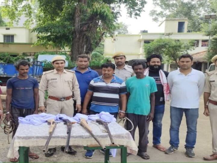 Palamu Tiger Reserve four smugglers arrested by forest department weapons Recovered in latehar ann Jharkhand: पलामू टाइगर रिजर्व क्षेत्र में वन विभाग की बड़ी कार्रवाई, हथियारों के साथ 4 तस्कर गिरफ्तार