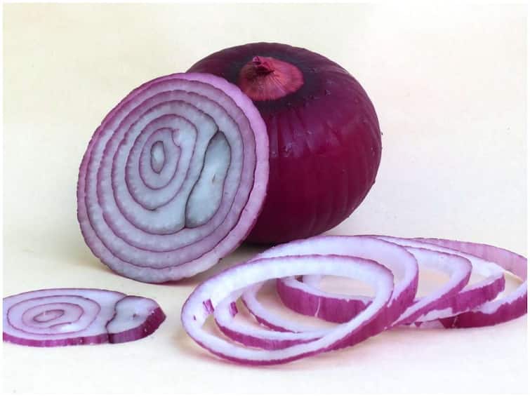 Eating raw onion? These side effects are possible Raw Onion: పచ్చి ఉల్లిపాయను తింటున్నారా? ఈ సైడ్ ఎఫెక్టులు వచ్చే అవకాశం ఉంది