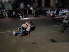 10 रुपये में खिलाए बस 7 गोलगप्पे, गुस्साए शख्स ने बीच सड़क पर दुकानदार को जमकर पीटा- Viral VIDEO