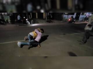 10 रुपये में खिलाए बस 7 गोलगप्पे, गुस्साए शख्स ने बीच सड़क पर दुकानदार को जमकर पीटा, देखें VIDEO