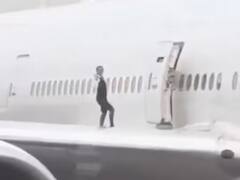 Viral Video: ਜਹਾਜ਼ ਦੇ ਖੰਭਾਂ 'ਤੇ ਨੱਚਦੇ ਹੋਏ ਦੇਖੇ ਗਏ ਕੈਬਿਨ ਕਰੂ ਮੈਂਬਰ, ਸਟੰਟ ਕਰਦੇ ਹੋਏ ਤਸਵੀਰਾਂ ਵੀ ਖਿਚਵਾਈਆਂ, ਵੀਡੀਓ ਦੇਖ ਲੋਕ ਹੋਏ ਹੈਰਾਨ