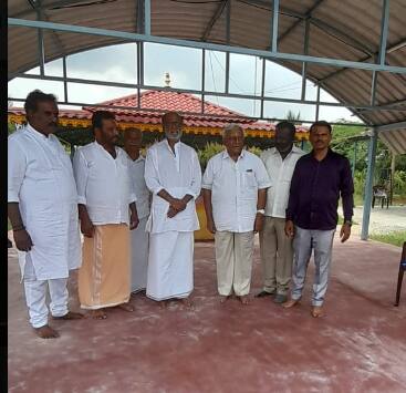 மேலும் அக்கிராமத்தில் உள்ள ரசிகர்கள் ரஜினியுடன் இணைந்து புகைப்படங்கள் எடுத்து கொண்டார்.