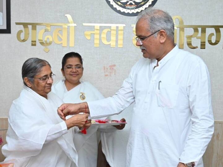 Raipur Brahma Kumari sisters and Congress MLAs tie Rakhi of cow dung and paddy to Bhupesh Baghel ann Chhattisgarh: सीएम बघेल को ब्रह्माकुमारी की बहनों और महिला विधायकों ने बांधी गोबर और धान की राखी, मिला ये गिफ्ट