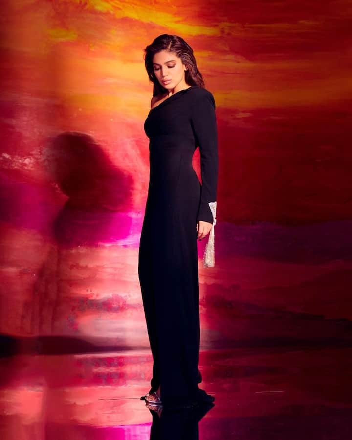 Taking to Instagram, she treated her fans with a chain of pictures with the caption,