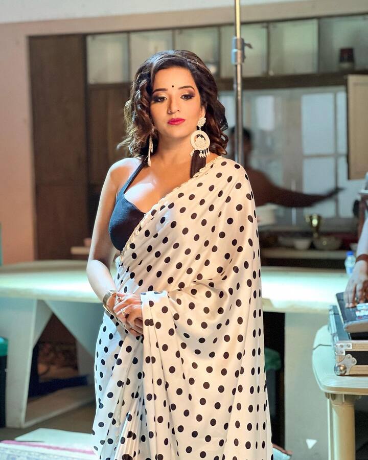 Monalisa Photos: મોનાલિસાએ ઈન્સ્ટાગ્રામ હેન્ડલ પરથી તેના સાડી લુકના ફોટા શેર કર્યા છે. આ તસવીરોમાં અભિનેત્રીનો કિલર લુક જોવા મળી રહ્યો છે.