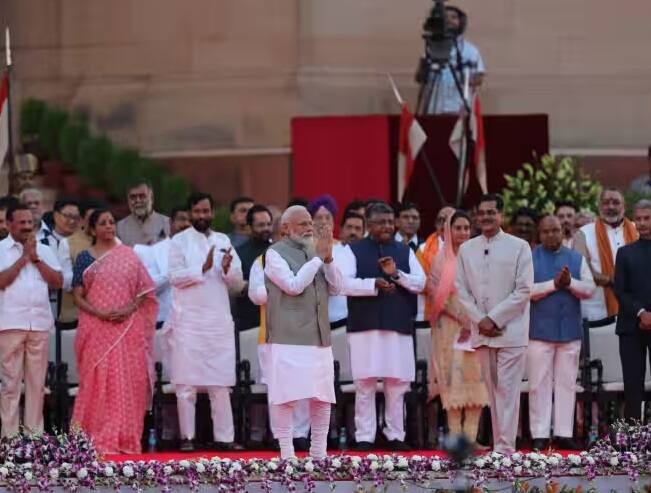 વર્તમાન 17મી લોકસભાનો કાર્યકાળ મે 2024 સુધીનો છે. આવી સ્થિતિમાં તમામ રાજકીય નેતાઓ અનુમાન લગાવી રહ્યા છે કે એનડીએ સરકાર વહેલા ચૂંટણી કરાવવાનો નિર્ણય લઈ શકે છે. જો આવું થાય, તો તે પ્રથમ વખત નહીં બને. આ પહેલા પણ લોકસભા ભંગ કરીને ઘણી વખત સામાન્ય ચૂંટણીઓ યોજાઈ ચુકી છે.
