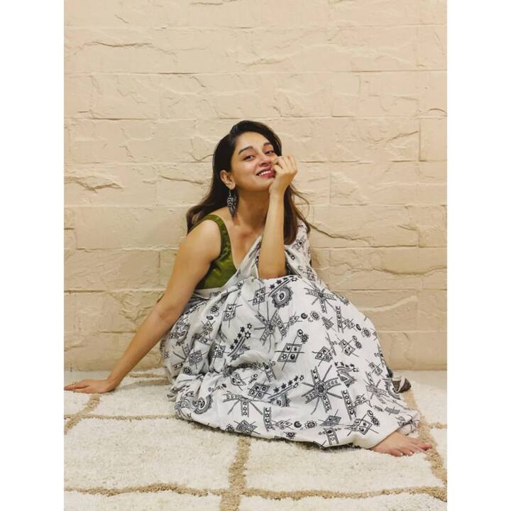 শুধু ঘোড়া চালানো নয়, তলোয়ার চালানোরও প্রশিক্ষণ নিতে হবে তাঁকে। এই সপ্তাহেই চলবে সেই প্রশিক্ষণ। শ্রাবন্তীর সঙ্গে তলোয়ার খেলা শিখবেন বিবৃতি চট্টোপাধ্যায় (Bibriti Chatterjee)।