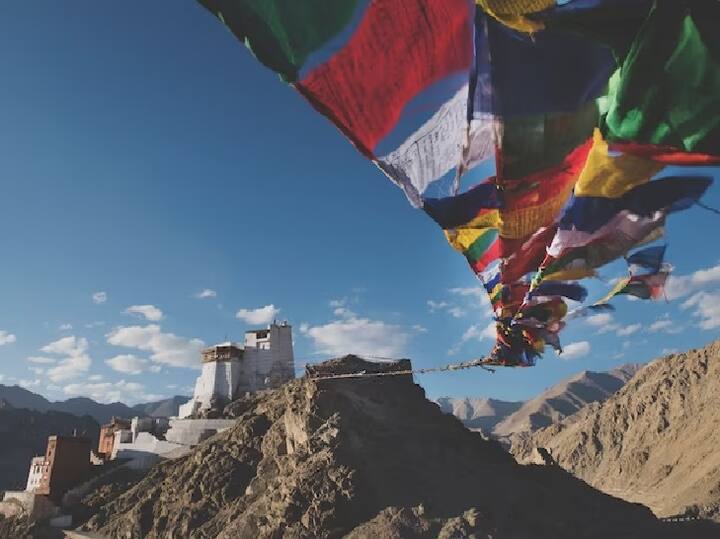 अगर भी इस पैकेज में बुकिंग करना चाहते हैं तो अकेले जाने के लिए 50,500 रुपये, दो लोगों को 42,500 रुपये और तीन लोगों को 42,100 रुपये का शुल्क देना होगा.