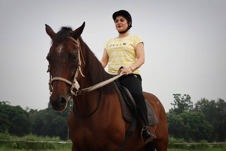 বর্ষার সকালে, ময়দানে বাধ্য ছাত্রীর মতোই হাজির হচ্ছেন শ্রাবন্তী। তারপরে কয়েক ঘণ্টা চলছে ঘোড়া চালানোর প্রশিক্ষণ।