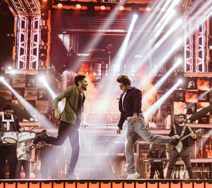 అనిరుధ్‌కు ముద్దు కూడా ఇచ్చారు.