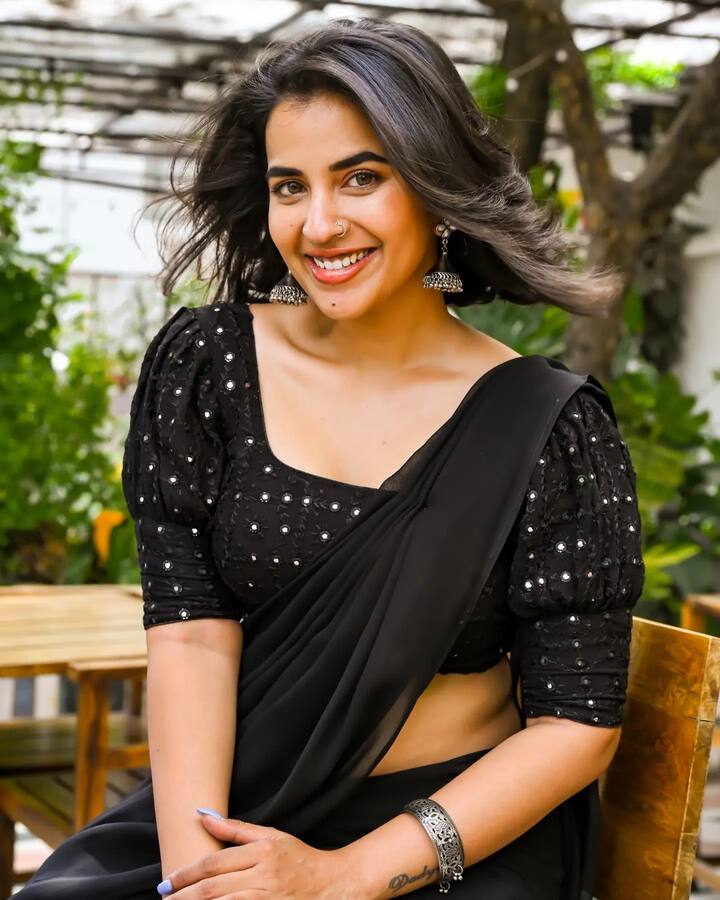 లూజర్, మోడర్న్ లవ్ హైదరాబాద్ వెబ్ సిరీస్ల్లో కూడా కోమలి నటించారు.