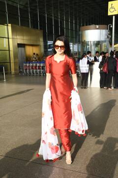 PHOTO:રેડ સિલ્ક સલવાર કૂરતામાં ડ્રેડિશનલ લૂકમાં એરપોર્ટ પર સ્પોટ થઇ ઉર્વશી રૌતેલા, જુઓ તસવીર