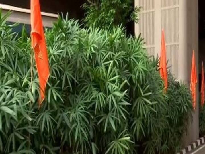 जहां होनी है 'INDIA' गठबंधन की बैठक, वहां उद्धव ठाकरे गुट ने लगाए भगवा झंडे, कहा- हिंदुत्व ही हमारी पहचान Opposition Parties Meeting Mumbai INDIA Uddhav Thackeray Faction says Hindutva our Identity जहां होनी है 'INDIA' गठबंधन की बैठक, वहां उद्धव ठाकरे गुट ने लगाए भगवा झंडे, कहा- हिंदुत्व ही हमारी पहचान