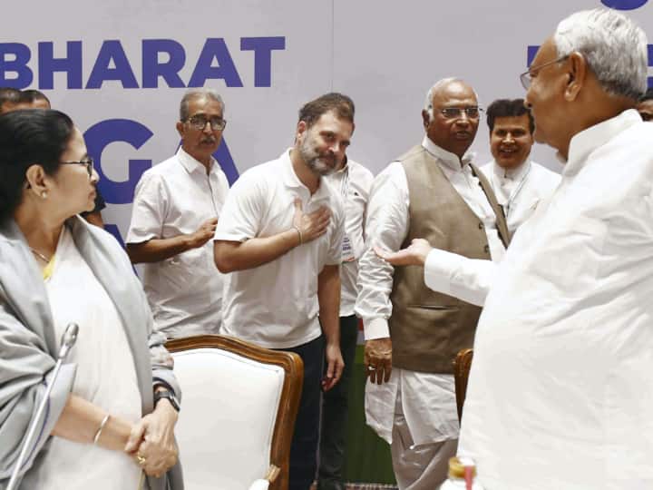 Opposition Parties Meeting Mumbai INDIA Arvind Kejriwal Mamata Banerjee Uddhav Thackeray Punjab Delhi Seat Sharing Over Lok Sabha Election 'INDIA' की पहले दिन की बैठक की इनसाइड स्टोरी, नीतीश कुमार बोले, 'देर न करें', खरगे और उद्धव ठाकरे ने रखे ये प्रस्ताव