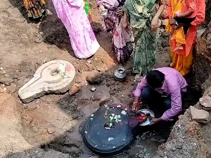 Chandrapur Shivling : चिमूर तालुक्यातल्या नेरी येथे खोदकामात दोन शिवलिंग सापडले आहेत.