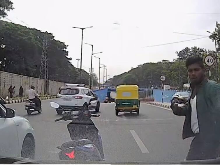 Benguluru Scooty Rider Hits ISRO Scientist  Car In Road rage Incident Scooty Rider Attacks ISRO Scientist :ఇస్రో శాస్త్రవేత్త కారుపై యువకుడి దాడి-వీడియో వైరల్‌