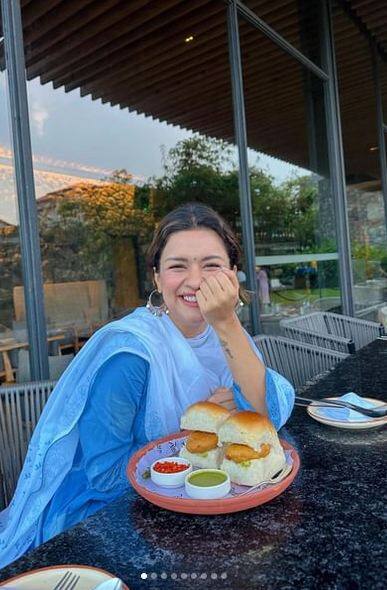 ਇਨ੍ਹਾਂ ਤਸਵੀਰਾਂ 'ਚ ਅਵਨੀਤ ਕੌਰ ਨੇ ਇੱਕ ਵਾਰ ਫਿਰ ਐਥਨਿਕ ਆਊਟਫਿਟ ਪਾ ਕੇ ਸਾਦਗੀ ਦਾ ਤੜਕਾ ਲਗਾ ਦਿੱਤਾ ਹੈ। ਤੁਹਾਨੂੰ ਦੱਸ ਦੇਈਏ ਕਿ ਜਦੋਂ ਵੀ ਅਦਾਕਾਰਾ ਆਪਣੀਆਂ ਤਸਵੀਰਾਂ ਪ੍ਰਸ਼ੰਸਕਾਂ ਨਾਲ ਸ਼ੇਅਰ ਕਰਦੀ ਹੈ ਤਾਂ ਲੋਕ ਉਨ੍ਹਾਂ 'ਤੇ ਆਪਣੀ ਪ੍ਰਤੀਕਿਰਿਆ ਦਿੰਦੇ ਹਨ। ਤਸਵੀਰਾਂ 'ਚ ਦੇਖੋ ਅਭਿਨੇਤਰੀ ਦਾ ਮਨਮੋਹਕ ਅੰਦਾਜ਼।