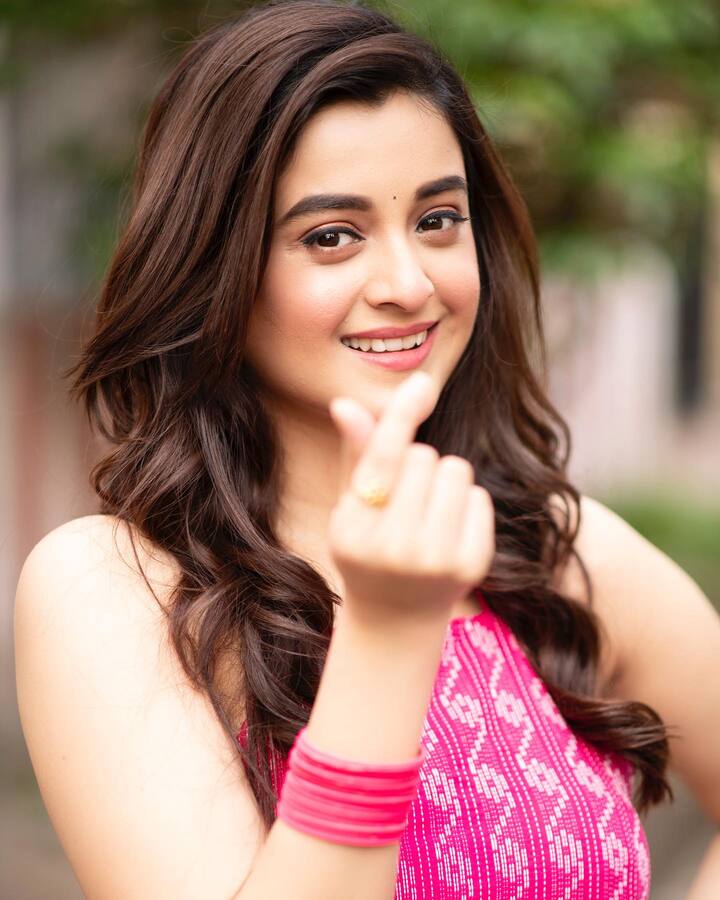 এই ছবিতে গুরুত্বপূর্ণ ভূমিকায় দেখা যাবে বিবৃতি চট্টোপাধ্যায় (Bibriti Chatterjee) ও দর্শনা বণিক (Darshana Banik)-কে।